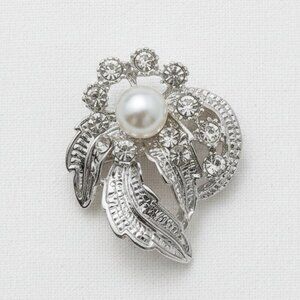 1.25" Vintage Silvertone Leaf Faux Pearl Flower Brooch EUC Jewelry
